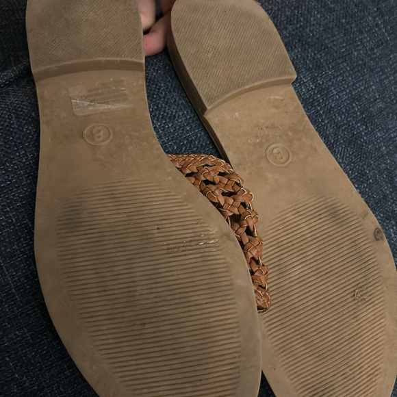 Universal threads brown flat woven sandals barely worn! - Picture 2 of 3
